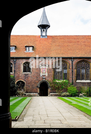 Corte principale di Queen's College di Cambridge con torre campanaria e stemma, Università di Cambridge, Cambridge, Inghilterra, Regno Unito Foto Stock