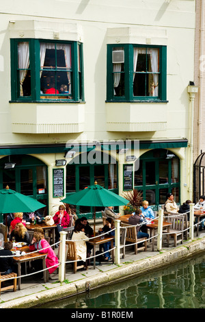 Persone sedute e mangiare fuori all'Anchor pub sulle rive del fiume Cam, Cambridge, Inghilterra Foto Stock