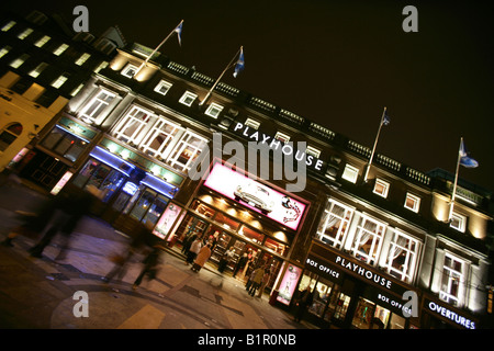 Città di Edimburgo in Scozia. Vista notturna della Edinburgh Playhouse Theatre che è situata a Greenside Place vicino a Leith Walk. Foto Stock