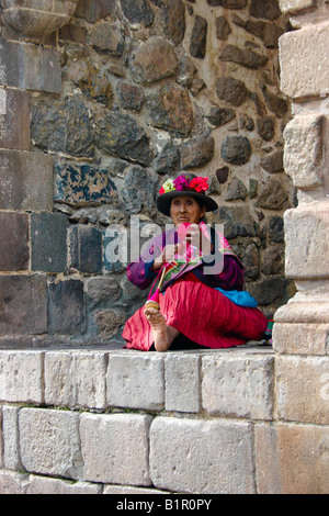 Tradizionalmente vestiti Donna thread di filatura su hank Cuzco, Perù Foto Stock