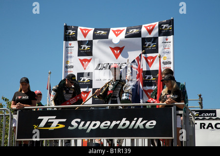 2008 Isle of Man Dainese Superbike, vincitore australiano Cameron Donald, sul podio dopo aver ricevuto i vincitori del trofeo. Foto Stock