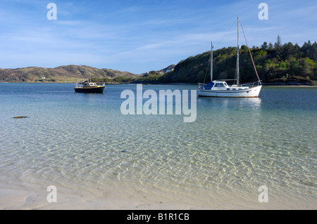 Yacht ad ancorare davanti alla spiaggia di sabbia a Morar, altopiani, Scozia Foto Stock