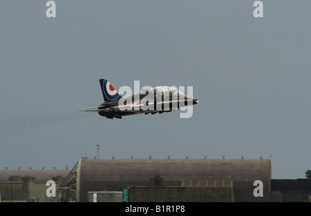 RAF jet Hawk trainer in decollo Foto Stock