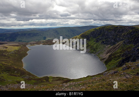 Loch Brandy, Angus, Scozia, visto dalla collina verde che si affaccia su loch con Glen Clova e Glen Prosen in background Foto Stock