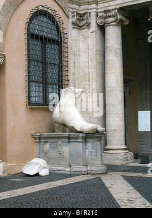 Roma Antica: Giant piedi dalla statua colossale dell'imperatore Costantino nel Museo Capitolino, Roma Foto Stock