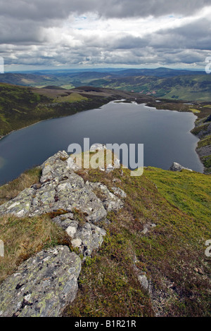 Loch Brandy, Angus, Scozia, visto dalla collina verde che si affaccia su loch con Glen Clova e Glen Prosen in background Foto Stock