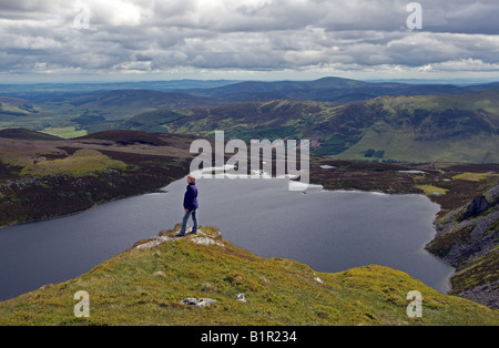 Loch Brandy, Angus, Scozia, visto dalla collina verde che si affaccia su loch con Glen Clova e Glen Prosen in background Foto Stock