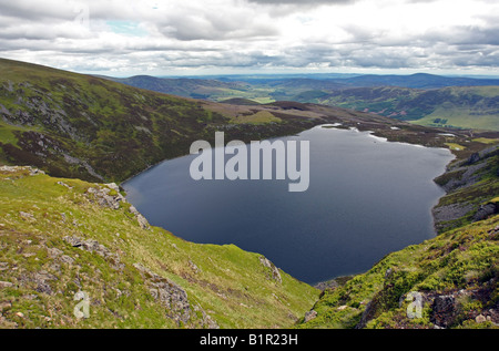 Loch Brandy, Angus, Scozia, visto dalla collina verde che si affaccia su loch con Glen Clova e Glen Prosen in background Foto Stock