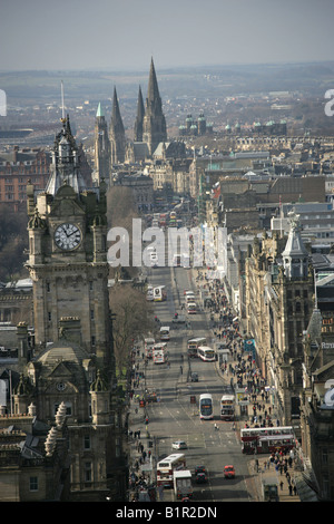 Città di Edimburgo in Scozia. Vista aerea di Princes Street guardando ad ovest con il Balmoral Hotel torre dell orologio in primo piano. Foto Stock