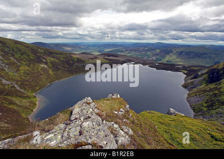 Loch Brandy, Angus, Scozia, visto dalla collina verde che si affaccia su loch con Glen Clova e Glen Prosen in background Foto Stock