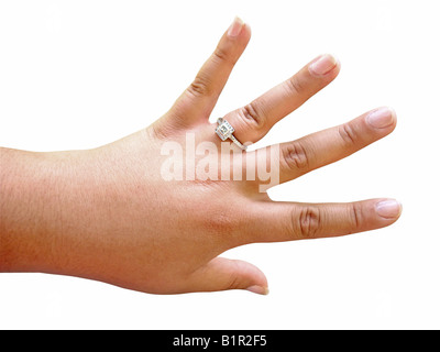 Una donna orgogliosamente in mostra il suo personalizzata in anello di fidanzamento isolato su bianco immagine include tracciato di ritaglio Foto Stock