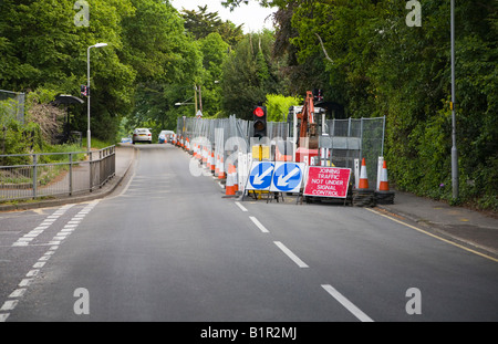 Lavori stradali e rosso temporaneo semaforo, barriere e coni stradali. Il Dorset. Regno Unito. Foto Stock