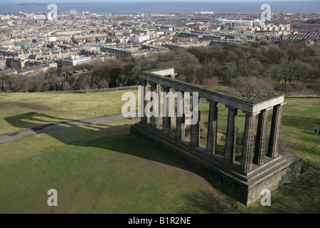 Città di Edimburgo in Scozia. Vista aerea di Calton Hill con Edimburgo, Leith e il Firth of Forth in background. Foto Stock