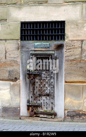 Vecchia Prigione porta cellulare da County Jail, Barrack Street, Warwick, Warwickshire, Inghilterra, Regno Unito Foto Stock