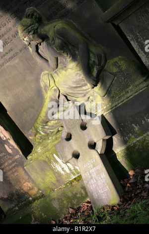 Città di Edimburgo in Scozia. Un grave cross lapide in St Cuthbert chiesa parrocchiale del cimitero, in Lothian Road. Foto Stock