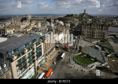 Città di Edimburgo in Scozia. Vista di Princes Street con Princes Mall il Balmoral Hotel e Calton Hill in background. Foto Stock