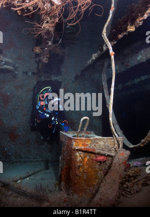Un subacqueo esamina il relitto all'interno del Mare Rosso WW2 SS Thistlegorm shipwreck. Foto Stock