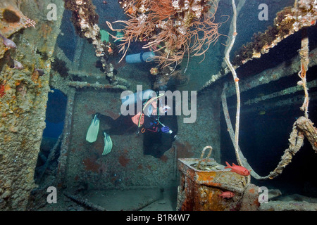 Un subacqueo è specchiata da aria intrappolata sul soffitto come rifulge la sua torcia in Mar Rosso WW2 SS Thistlegorm shipwreck. Foto Stock