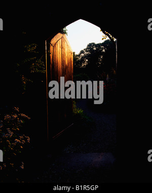 Gateway per giardino murato, & confine erbacee, Beaulieu House & Gardens, Beaulieu giardini, Beaulieu, Droheda, Co Louth, Irlanda Foto Stock