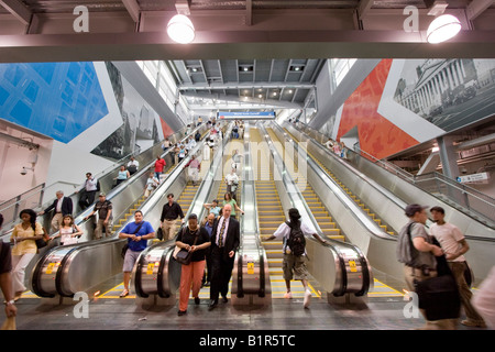 L'ingresso escalator presso il World Trade Centre stazione percorso localizzato in corrispondenza del sito dell'ex World Trade Center Foto Stock