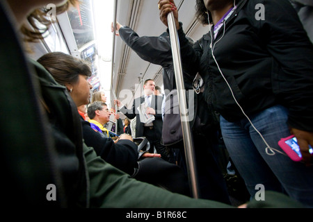 I passeggeri della metropolitana di New York New York STATI UNITI D'AMERICA 6 Giugno 2008 Foto Stock