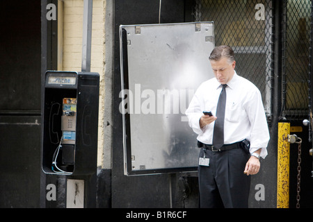 A controlla il suo Blackberry nella città di New York New York STATI UNITI D'AMERICA 4 Giugno 2008 Foto Stock
