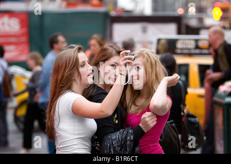 Tre adolescenti prendere una foto di sé nella città di New York New York STATI UNITI D'AMERICA 4 Giugno 2008 Foto Stock