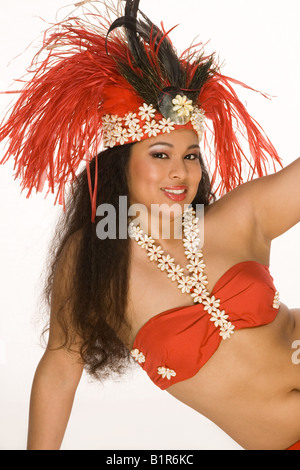 Islander giovane donna in balli tahitiano acconciatura di piume Foto Stock