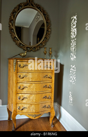 Antiquariato del torace in legno di rovere cassetti ornato specchio incorniciato Foto Stock