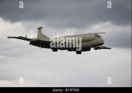Nimrod MR2 piano contro il cielo scuro in atterraggio a RAF Kinloss, Scozia Foto Stock