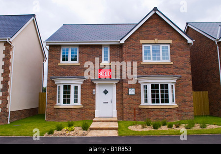 Casa di nuova costruzione contrassegnato come venduto sul Barratt estate a Llanfoist vicino a Abergavenny Monmouthshire South Wales UK UE Foto Stock