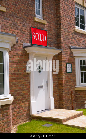 Casa di nuova costruzione contrassegnato come venduto sul Barratt estate a Llanfoist vicino a Abergavenny Monmouthshire South Wales UK UE Foto Stock