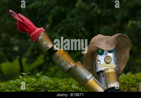 L'uomo ha fatto da materiali riciclati al di fuori Cwmdu Village Hall vicino a Crickhowell Powys Wales UK UE Foto Stock