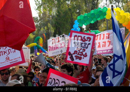 Israele Gerusalemme Gay Parade 26 6 08 colpo lungo di partecipanti hanno marciato con bandiere di palloncino e slogan Foto Stock