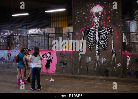 Mostra di Street art graffiti, People Visiting Cans Festival Waterloo creata da Banksy Graffiti Artist, Londra Regno Unito anni '2008 2000 HOMER SYKES Foto Stock