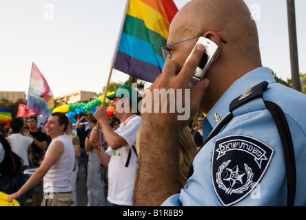Israele Gerusalemme Gay Parade 26 6 08 close up di poliziotto parlando al telefono cellulare Foto Stock