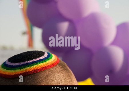 Israele Gerusalemme Gay Parade 26 6 08 fino in prossimità della calotta sul cranio rasato con palloncino in bkgd Foto Stock