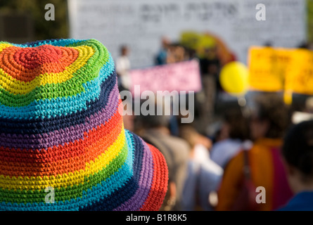 Israele Gerusalemme Gay Parade 26 6 08 close up di rainbow con cappello di marzo in bkgd Foto Stock