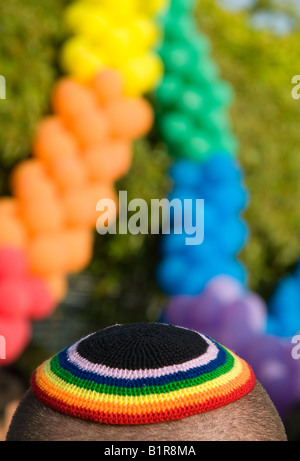 Israele Gerusalemme Gay Parade 26 6 08 fino in prossimità della calotta sul cranio rasato con palloncino e verde in bkgd Foto Stock