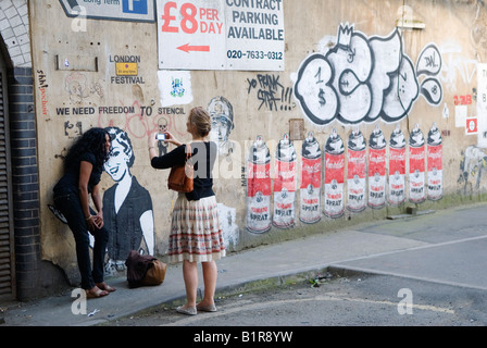 Mostra di Street art graffiti, People Visiting Cans Festival Waterloo creata da Banksy Graffiti Artist, Londra Regno Unito anni '2008 2000 HOMER SYKES Foto Stock