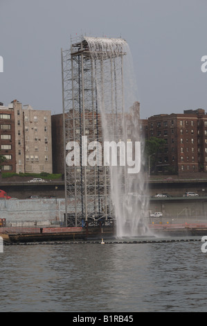 Uno di artista Olafur Eliasson cascate nel porto di New York, creato come un progetto di arte pubblica. Foto Stock