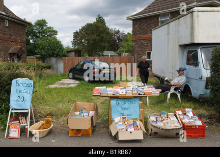 Vendita cortile coppia in pensione che si sta liberando, vendendo alcuni dei suoi libri a basso costo periferico Londra SW20 si stanno trasferendo a casa UK 2000s HOMER SYKES Foto Stock