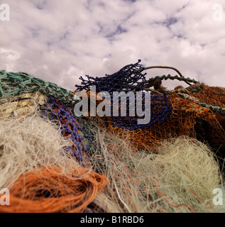 Multi colore reti da pesca a Padstow Harbour, Cornwall, DEVON REGNO UNITO Foto Stock