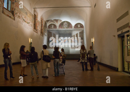 La gente nel refettorio visualizzazione l Ultima Cena di Leonardo Da Vinci pittura in Santa Maria Delle Grazie a Milano Foto Stock