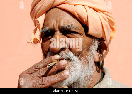 Un uomo indiano fuma una tradizionale ciggarette Foto Stock