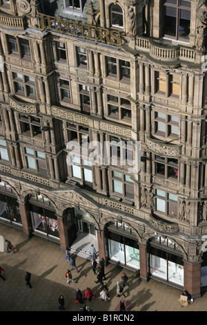 Città di Edimburgo in Scozia. Vista aerea del Jenners Department Store Princes Street entrata. Foto Stock