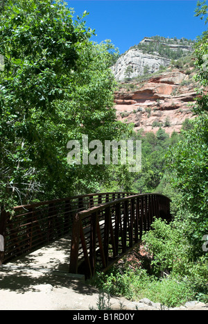 Passerella di ferro a ovest la forcella il sentiero in Oak Creek Canyon Foto Stock