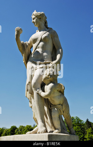 Scultura nel parco di Schloss Nymphenburg Palace, Monaco di Baviera, Germania, Europa Foto Stock