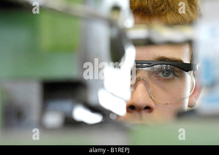 Giovane uomo fresatura, meccanici industriali in formazione, Schweinfurt, Baviera, Germania, Europa Foto Stock