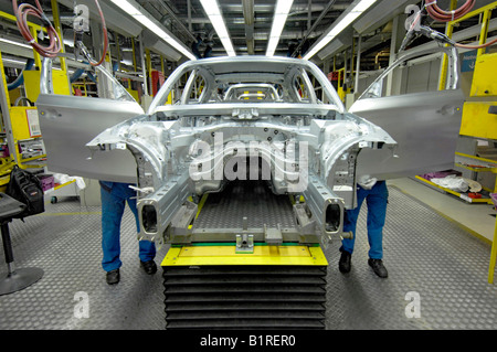 Porte della macchina essendo lucidato, carrozzerie fabbrica, produzione di BMW 1 e 3 Serie, BMW auto impianto in Regensburg, Baviera, Tedesco Foto Stock